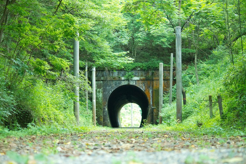 出口がみえるトンネル