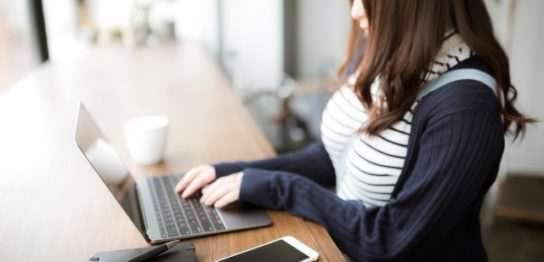スキャルピングEAをパソコンで操作する女性