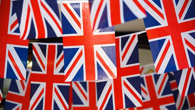 英国EU離脱関連はイギリスの複数の国旗の写真：FX自動売買に影響を与えるか